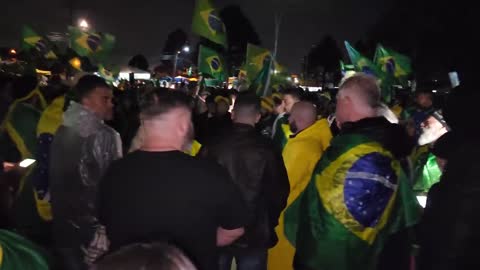 Manifestação unida em frente ao Exército e falando que não vão embora