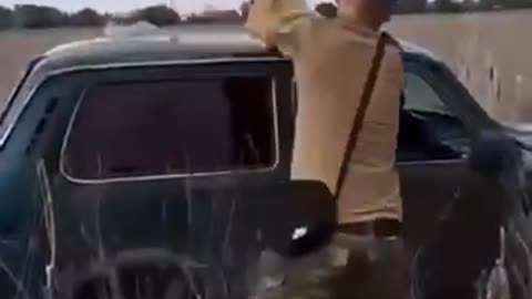 🔥👀 Russian soldier from 42nd Motorized Rifle Division setting his own car on