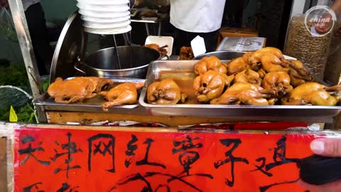 Chinese Street Food - Nouilles frites avec riz frit aux œufs, œuf frit, tarte aux légumes et aux lég