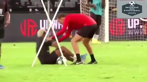 Funny moments between Neymar and Mbappe, this is so beautiful HAHAHA