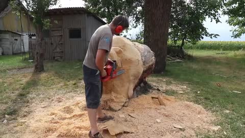 REAL SIZE WOODEN BEAR, amazing chainsaw wood carving