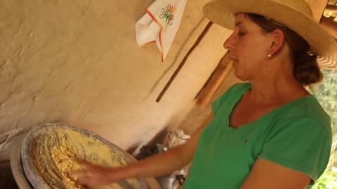 TOASTING CORN FLOUR IN THE ROÇA - CHICO ABEHA