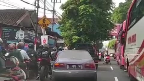 Aksi heroik pengendara motor cantik memecah jalan buat Ambulance