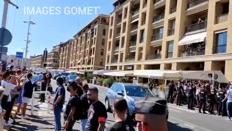 EmmanuelMacron arrive à lhôtel de ville de Marseille