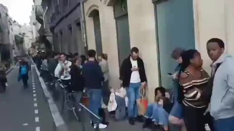 🇫🇷 In Bordeaux, France, 500 students line up in a long line down the street to get