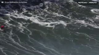 Drone capta surfistas nas ondas assustadoras da Nazaré