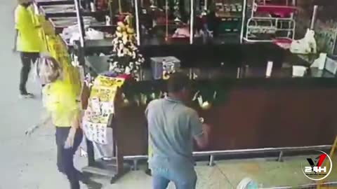 REVOLTADO HOMEM ATEA FOGO EM SUPERMERCADO EM GOVERNADOR VALADARES MG