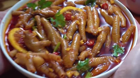 Girl's happiness is really simple, a bowl of lemon chicken feet can be happy all day