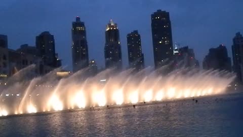 dancing fountain in Dubai