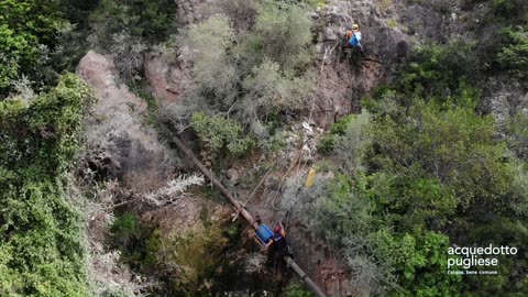 Puglia: pettacolare intervento di manutenzione Aqp nella gravina di Castellaneta