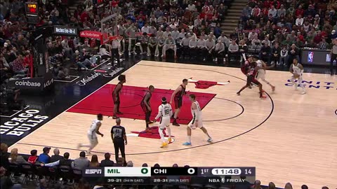 Lillard DOES NOT WASTE TIME! Immediately on target in Chicago! Bucks-Bulls