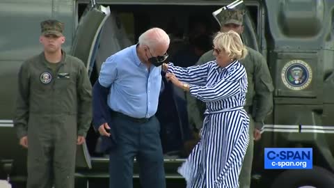 Biden FALLS APART While Exiting Helicopter, Loses Glasses And Struggles To Get Jacket On