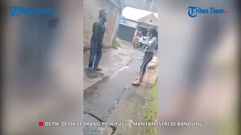 Viral Video Detik-detik Seorang Pria Tusuk Mantan Istri di Bandung