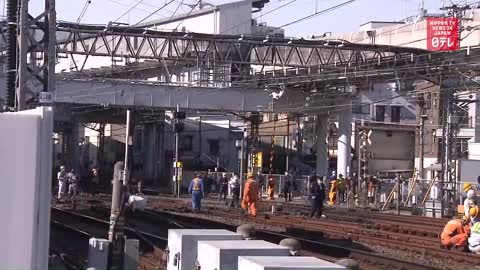 Train derails in Tokyo