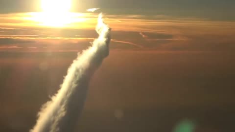 PLANE LEAVING HUGE CHEMTRIAL BEHIND