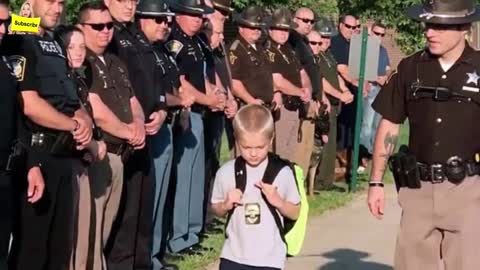 Boy Returns To School After Dad Dies In The Line Of Duty 70 Cops Line The Street In Touching Display