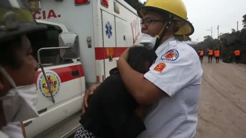 Aumentan a 69 los muertos por erupción volcán de Fuego en Guatemala