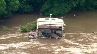 Extreme rain floods Australian towns, strands residents