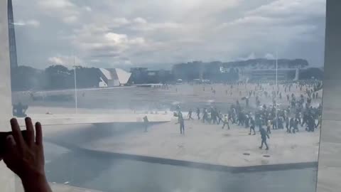 🇧🇷 Protesters try to set up a barricade on the ramp of the Planalto Palace.