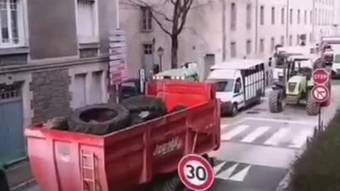 Des agriculteurs ont bloqué toute la journée le centre-ville d'Aurillac