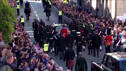 Heckler pulled from crowd during Queen's coffin procession