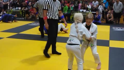 Girl fights boy Brazilian jiu-jitsu