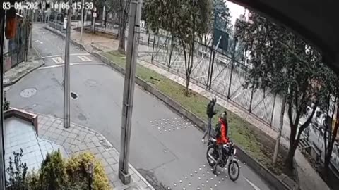 Así robaron a un joven en Bogotá