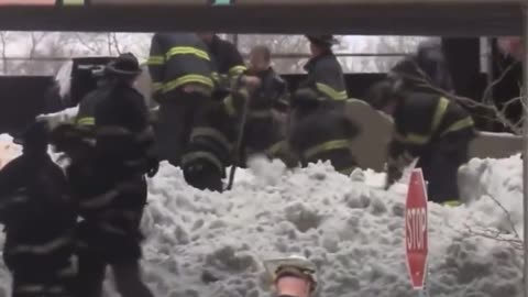 🚨BREAKING: Emergency crews are responding to a Parking garage collapse at Bayshore Mall