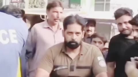 constable shahid abuding cameraman video live in pakistan