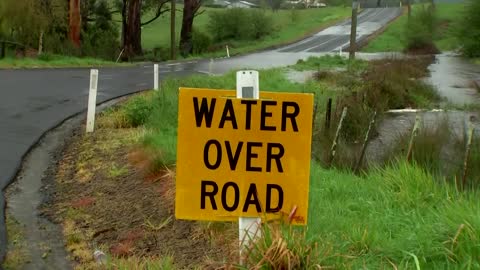 Heavy rains slam SE Australia, rush for sandbags