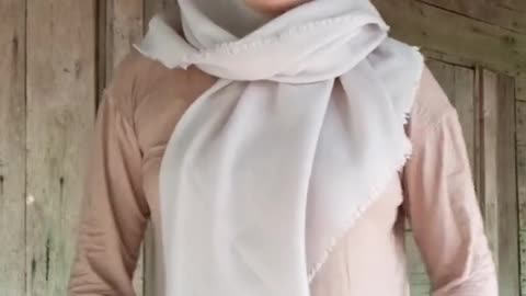 Dia sangat cantik dan menarik