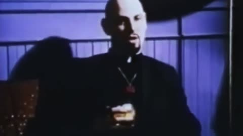 Anton LaVey Metendo a Real