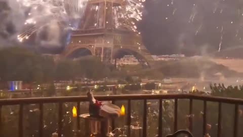 Fire works on Eiffel tower 🗼 Paris