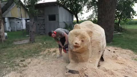 REAL SIZE WOODEN BEAR, amazing chainsaw wood carving