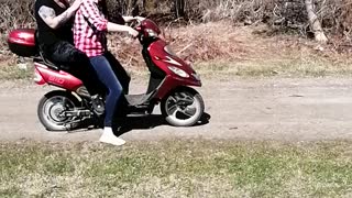 Deux filles qui se promène en bicycle