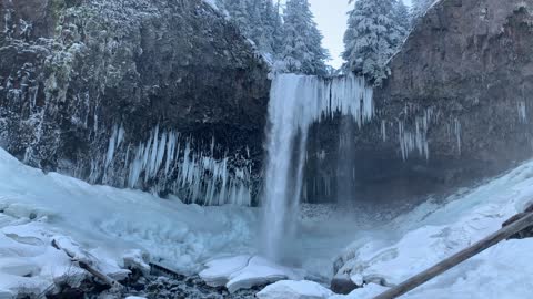 Frozen Wonderland – Tamanawas Falls – Mount Hood – Oregon – 4K