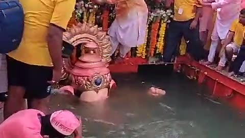 Lal bag ke raja ka visarjan bhut hi sandar tarikese kiya