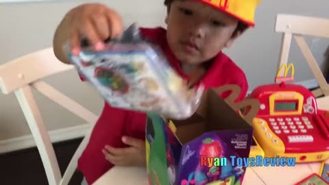 Ryan Pretend Play with McDonalds Toys and cook toys food!