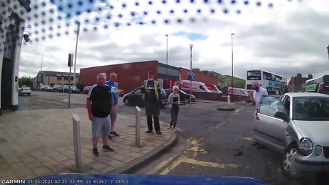 Police chase car crash hit n run Edinburgh Scotland