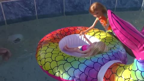 POOL ! Elsa and Anna toddlers - Barbie - boat ride - floaties - swim - water fun - splash