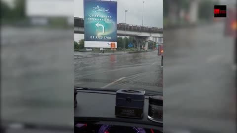 Banjir kilat punca kesesakan lalu lintas