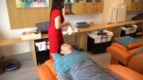 빨강 아오자이를 입은 귀여운 마사지녀! ⧸ 베트남 이발소 마사지 ⧸ A cute masseuse wearing a red Ao Dai!