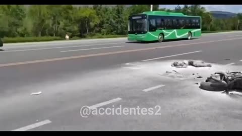 Motociclista colisiona y se incinera en el acto