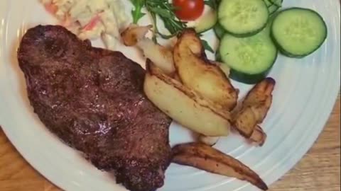 Steak and chips cooked in an air fryer quick and easy #shorts