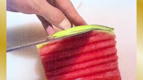 The correct wayto cut watermelon