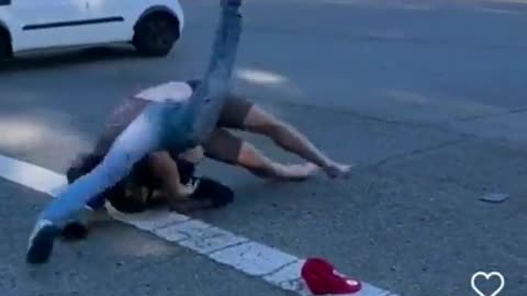 Guy gets bodyslammed in street fight