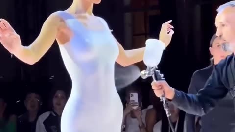 Spray-On Liquid tranforms into Clothing at Paris Fashion Week 😳