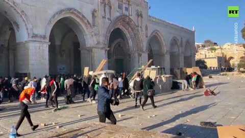 Decine di feriti negli scontri tra palestinesi e polizia cazara sionista.Scoppiano scontri tra palestinesi e forze di sicurezza cazare sioniste nella moschea Al-Aqsa di Gerusalemme.