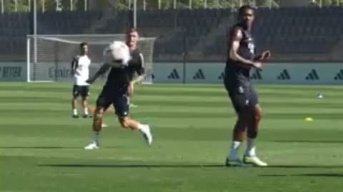 This pass from Bellingham in Real Madrid training. 🤯👌🏻