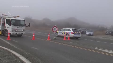 Buses carrying Chinese tourists veer off New Zealand road in 2 crashes at same spot.mp4